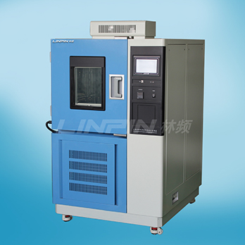 　　上海交變濕熱箱電子式濕度傳感器商品及環(huán)境濕度精確測量歸屬于95時代盛行的制造行業(yè), 近些年世界各國在濕度傳感器產(chǎn)品研發(fā)行業(yè)獲得了長足進步。濕敏控制器正從簡易的濕敏元器件向柔性生產(chǎn)、智能化系統(tǒng)、多主要參數(shù)檢驗的方位快速發(fā)展趨勢，為開發(fā)新一代環(huán)境濕度測控系統(tǒng)造就了資源優(yōu)勢，也將環(huán)境濕度精確測量技術(shù)性提升到新的水準。  　　現(xiàn)階段只有上海林頻儀器設(shè)備及少數(shù)幾家海外公司把握了用電子式濕度傳感器在上海交變濕熱箱的開發(fā)設(shè)計和運用。對比于傳的濕區(qū)球法測濕技術(shù)性，電子式濕度傳感器成本費較高，主要認知環(huán)境濕度快，測濕更等優(yōu)勢。該技術(shù)性現(xiàn)階段在中國航天、北京林業(yè)大學、中國電力科學院等環(huán)境試驗箱如表獲得了非常好的運用，這一技術(shù)性也將變成將來上海交變濕熱箱的流行發(fā)展前景。  　　電子式濕度傳感器的優(yōu)勢取決于能捕獲相對濕度的微量分析的轉(zhuǎn)變, 反映靈巧, 落后時間在30五秒之內(nèi)年飄移小。因為電子式濕度傳感器能將相對濕度的轉(zhuǎn)變變換為電信號輸出, 逐步實現(xiàn)了電子數(shù)碼顯示信息。因為選用操縱與顯示信息的數(shù)據(jù)信號均來源于同樣, 防止了因取樣操縱和顯示信息分離出來而導致的積累偏差, 因而其取樣操縱顯示信息總偏差就是說電子式濕度傳感器自身的線形偏差, 且該線形偏差還可根據(jù)賠償電源電路開展調(diào)節(jié), 全面提高精密度。